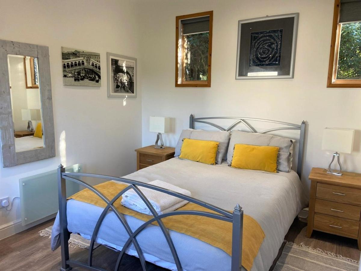 Chalet On The Green - Self Contained With Parking. Inshes Екстериор снимка
